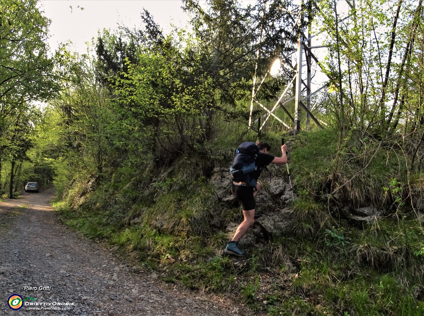 26 Stavolta no strdetta a dx, ma sentierino insolito nel bosco in direttissima !.JPG